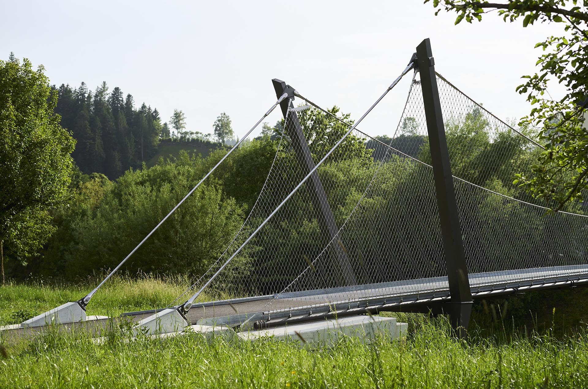 Puente colgante sostenido por una malla Jakob Rope Systems